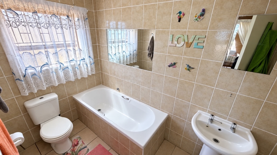 3 Bedroom Property for Sale in Heiderand Western Cape